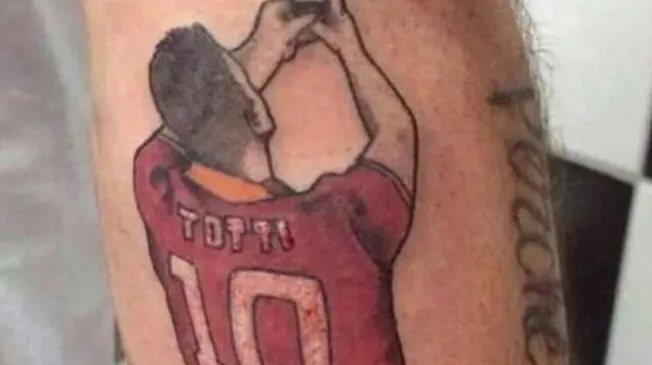 Francesco Totti: Hincha se tatuó en el brazo su celebración en 'derbi' ante Lazio