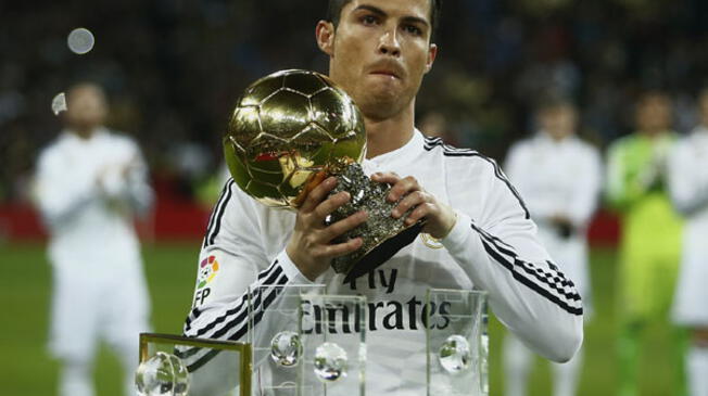 Cristiano mostrando en el Bernabéu su tercer Balón de Oro 