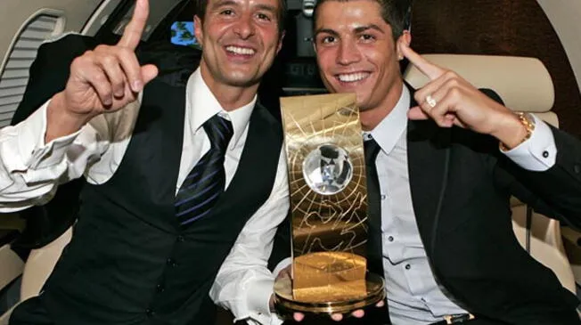Jorge Mendes y Cristiano Ronaldo celebran uno de los trofeos ganados por el astro luso.