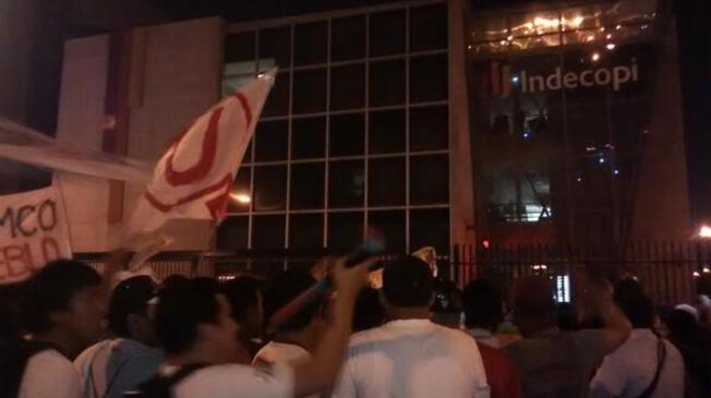 Universitario: Barristas protestan en la puerta de las oficinas de Indecopi