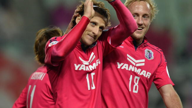 Diego Forlán llegó al Cerezo Osaka procedente del Internacional de Porto Alegre. Diego Forlán llegó al Cerezo Osaka procedente del Internacional de Porto Alegre.