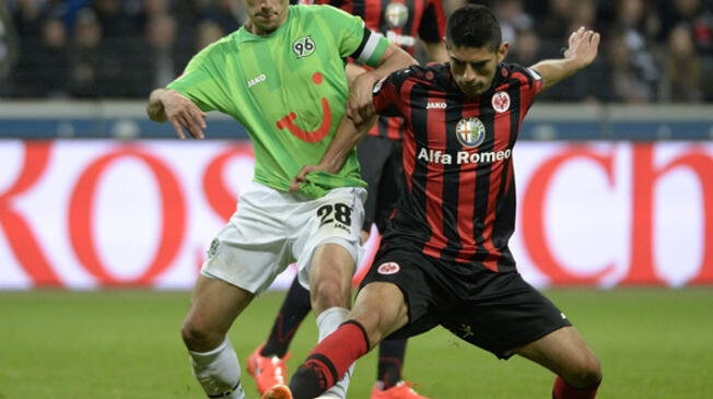 Carlos Zambrano fue titular en el empate 1-1 del Eintracht Frankfurt ante el Wolfsburgo.