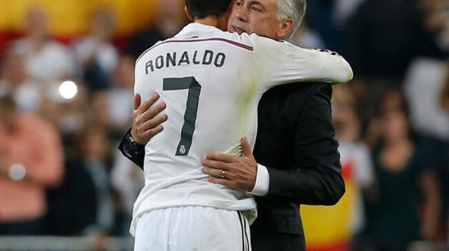 Carlo Ancelotti y Cristiano Ronaldo se abrazan tras la victoria del Real Madrid ante el Barcelona en el Santiago Bernabéu.