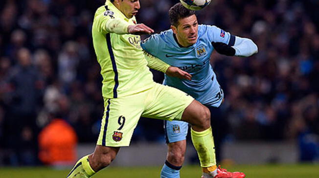 Luis Suárez disputa un balón con Martín Demichelis en el Manchester City vs. Barcelona por Champions.