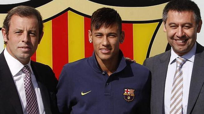 Neymar es presentado como nuevo fichaje del Barcelona por Josep María Bartomeu y Sandro Rosell.