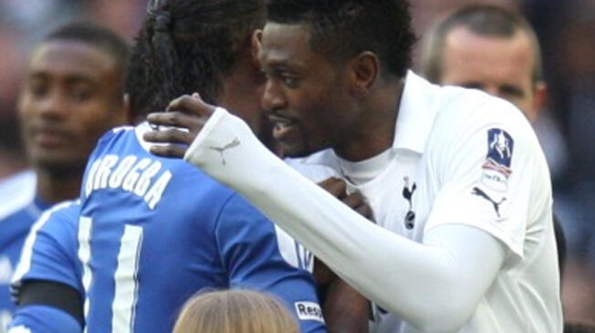 Emmanuel Adebayor y Didier Drogba como rivales en un Chelsea vs. Tottenham.