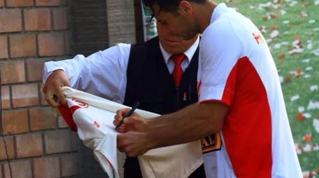 Selección Peruana: Claudio Pizarro apareció firmando una camiseta crema. 