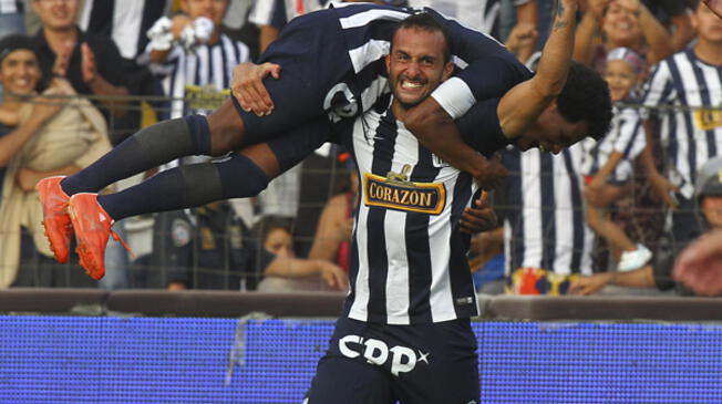 Mauro Guevgeozián festeja su golazo con su asistidor Julio Landauri.
