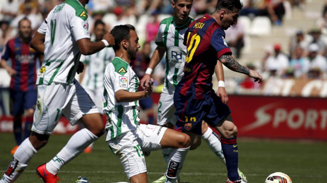Lionel Messi deja regados a los defensores del Córdoba para enfilar su remate.