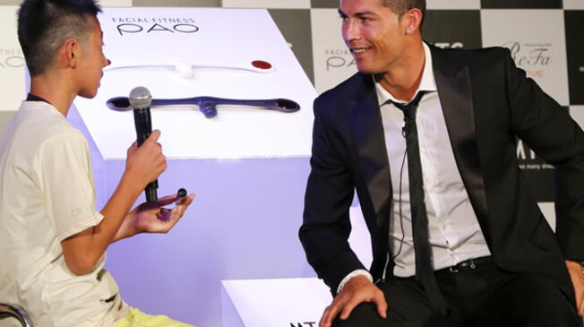 Cristiano Ronaldo es entrevistado por el pequeño Ryota en un evento publicitario en Japón.