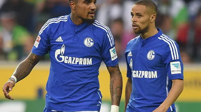 Kevin-Prince Boateng y Sidney Sam conversan tras una derrota del Schalke 04.