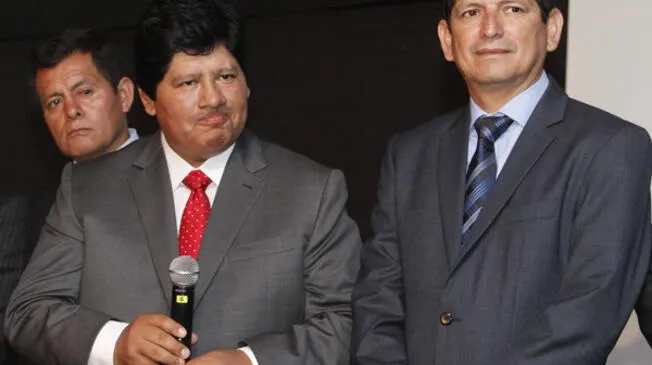 Edwin Oviedo le ganó a Manuel Burga en las elecciones de la FPF en 2014.