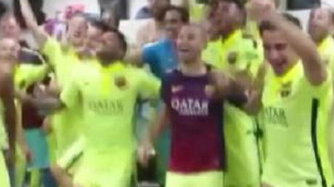 Barcelona celebrando con cánticos a sus rivales su 23°título de Liga BBVA.