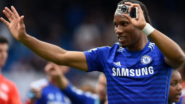 Chelsea: Didier Drogba celebró el campeonato mojando a sus compañeros [VIDEO].