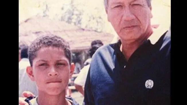 Paolo Guerrero junto a su padre en una postal cuando estaba en las menores de Alianza Lima.