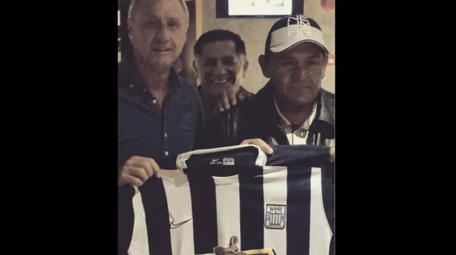 Alianza Lima: Johan Cruyff y Hugo Sotil posaron con la camiseta "blanquiazul" en España 