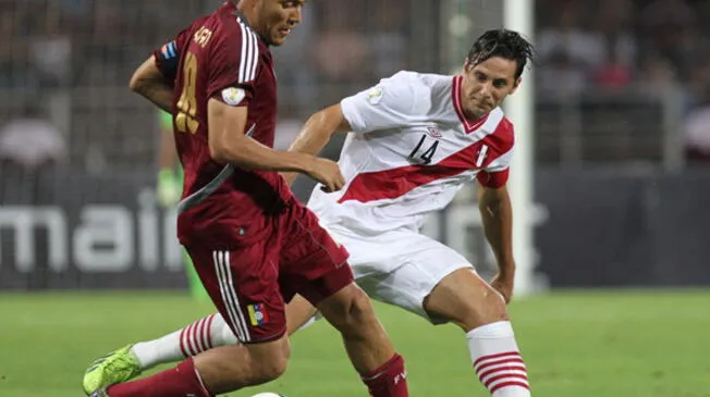 Juan Arango enfrentando a Claudio Pizarro en un Venezuela vs. Perú por Eliminatorias a Brasil 2014.