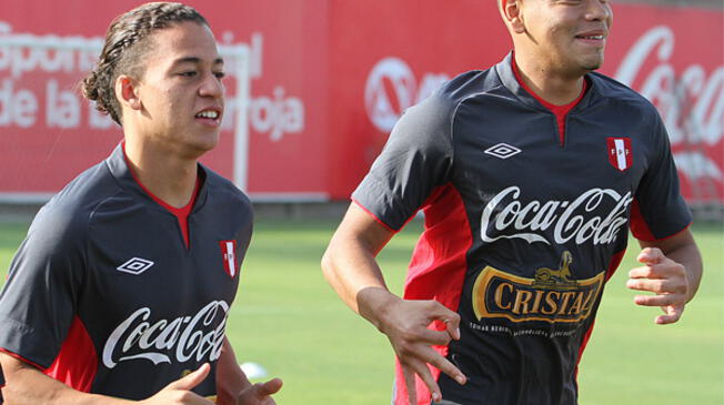 Cristian Benavente y Alexander Callens en un entrenamiento de la Selección Peruana en 2013.