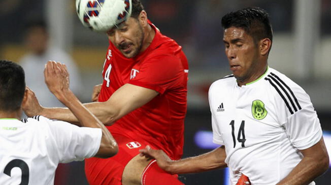 Claudio Pizarro fue criticado por los hinchas tras el empate de Perú contra México.