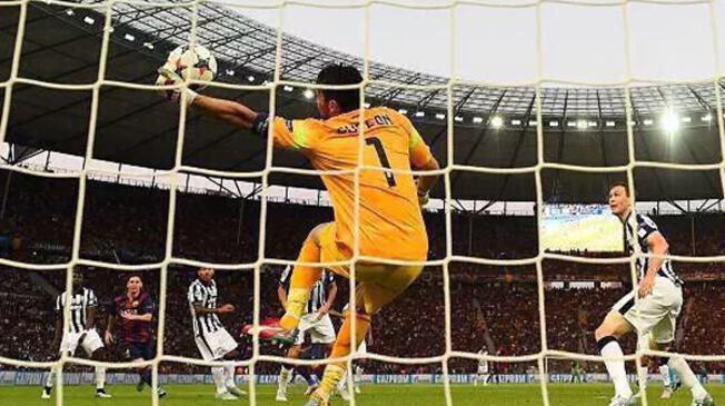 Barcelona vs. Juventus: Gianluigi Buffon y su atajadón a Dani Alves.