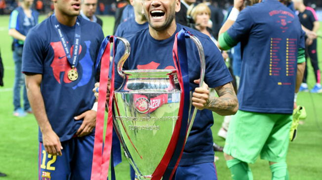 Dani Alves celebrando la conquista de la Champions League en Berlín.