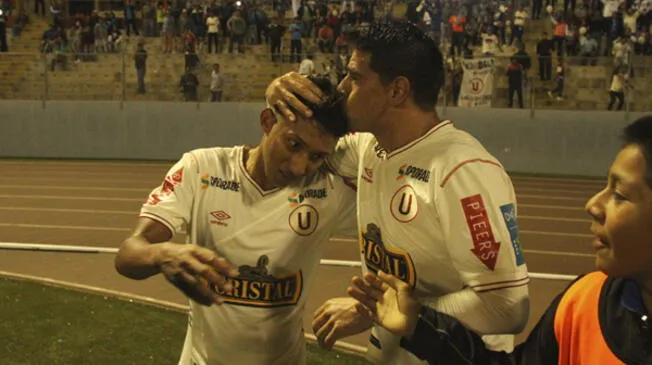 Christofer Gonzales y Carlos Grossmuller celebran el gol del último en el Universitario vs. Alianza en Trujillo.