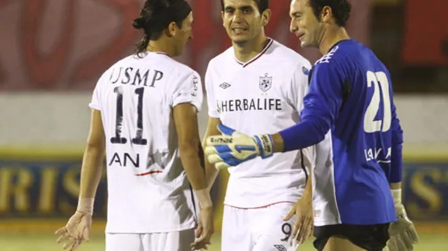 José Burtovoy conversa con German Alemanno y Heber Arriola en un Sport Boys vs. San Martín.