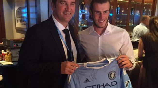 Gareth Bale posa con la camiseta del New York City