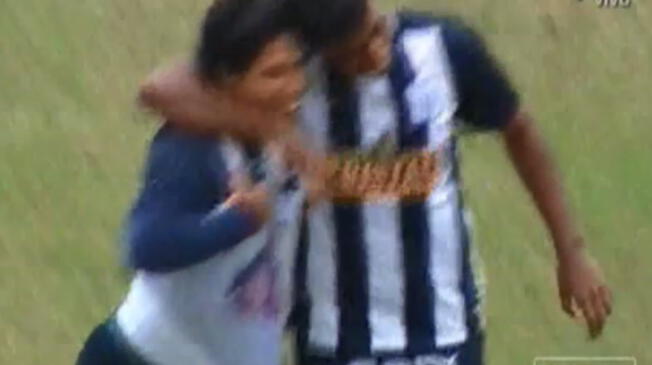 Willyan Mimbela celebra su golazo con Miguel Araujo.