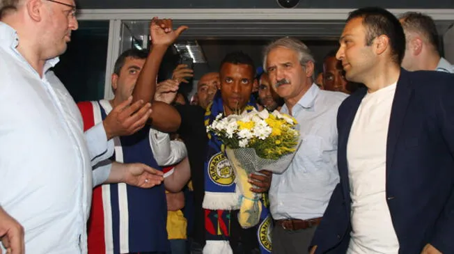 Nani en el aeropuerto de Estambul recibido por los hinchas del Fenerbahce 