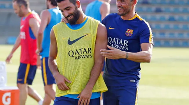 Luis Enrique bromea con Arda Turan en un entrenamiento del Barcelona.