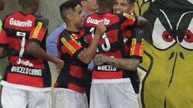 Paolo Guerrero celebra con sus compañeros su tercer gol en el Flamengo.