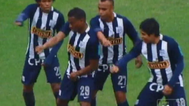 Julio Landauri celebra su gol con baile junto a Preciado, Trujillo y Mimbela.