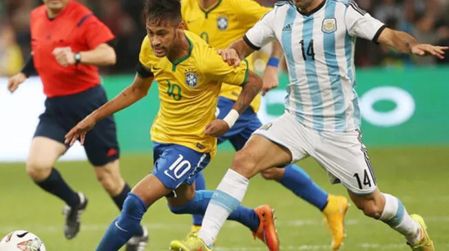 Neymar y Javier Mascherano, compañeros en Barcelona, se enfrentan en un Brasil vs. Argentina en 2014.