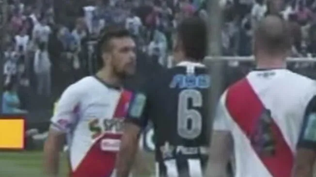 Luis García y Pablo Míguez intercambian palabras en el Alianza Lima vs. Deportivo Municipal.