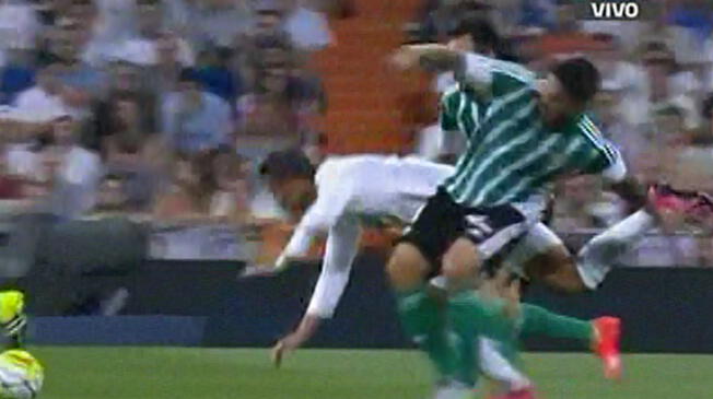 Juan Vargas se cansó de 'jugaditas' de Cristiano Ronaldo y lo paró con está fuerte falta