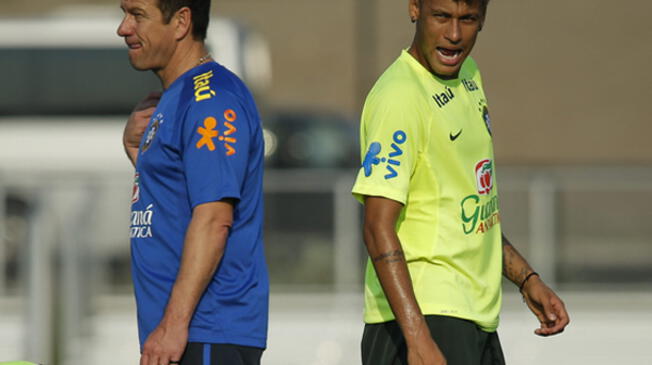 Neymar fue designado capitán de Brasil por Dunga.