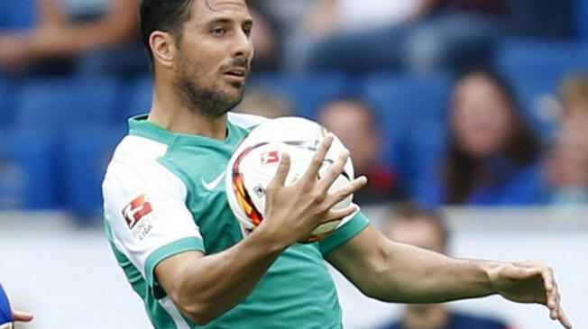 Claudio Pizarro fue ovacionado en su debut con el Werder Bremen contra el Hoffenheim en la Bundesliga.
