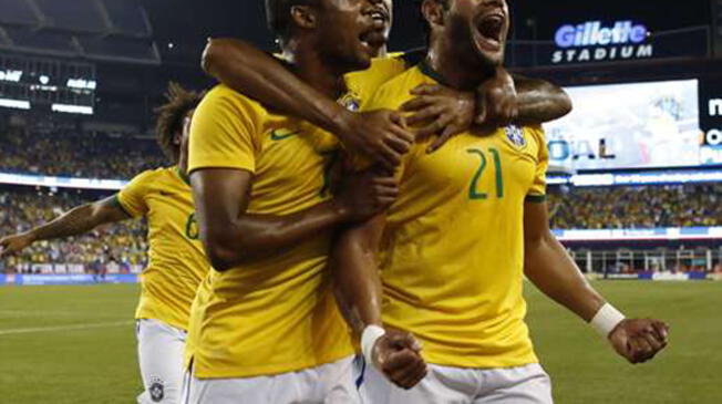 Dunga y Douglas Costa encabezan la lista de convocados de Brasil.