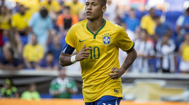 Roberto Carlos sobre Neymar: "él destaca más en el Barcelona a comparación de la selección de Brasil" .