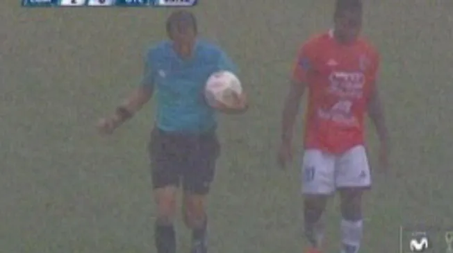 Giuliano Rodríguez detiene el partido por la lluvia torrencial.