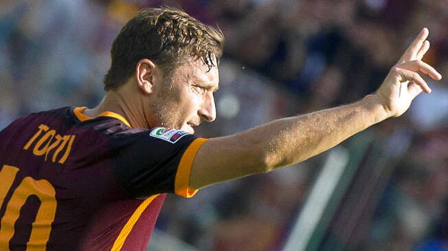 Francesco Totti calló críticas de comentarista marcando su gol 300 con la camiseta de AS Roma.