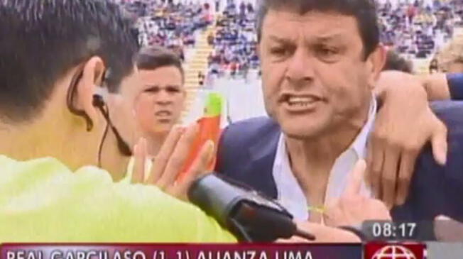 Gustavo Roverano explota ante Luis Garay en el Real Garcilaso vs. Alianza Lima.