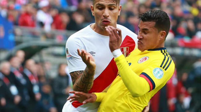 Jeison Murillo disputa el balón con Paolo Guerrero en el Perú vs. Colombia en la Copa América 2015.