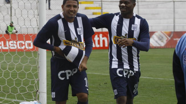 Reimond Manco celebra su primer gol de la temporada con Alianza Lima.