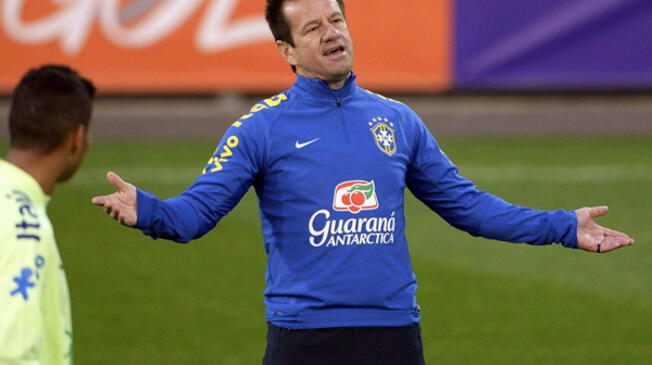 Romario acusó a Dunga de favorecer empresarios en la Selección de Brasil.