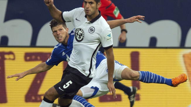 Carlos Zambrano sufrió lesión en la derrota del Eintracht Frankfurt ante el Schalke 04