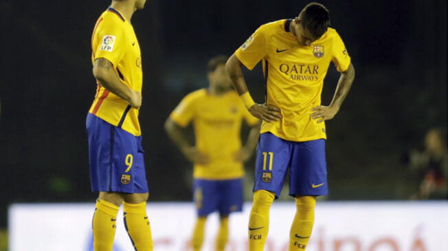 Luis Suárez y Neymar se lamentan de la goleada del Barcelona a manos del Celta de Vigo.