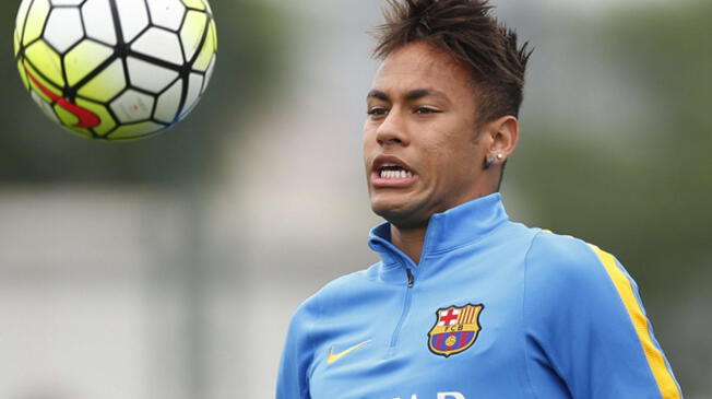 Neymar aceptó que recibió oferta del Manchester United pero decidió quedarse en el Barcelona.