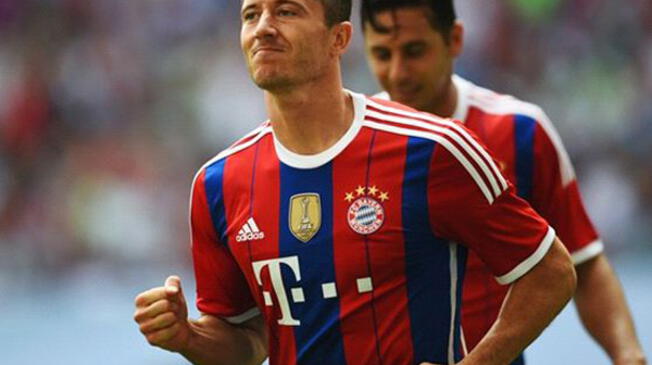 Robert Lewandowski celebra un gol, Claudio Pizarro en segundo plano en el Bayern Múnich.